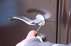 Замена дверной ручки металлической двери в Димитровграде